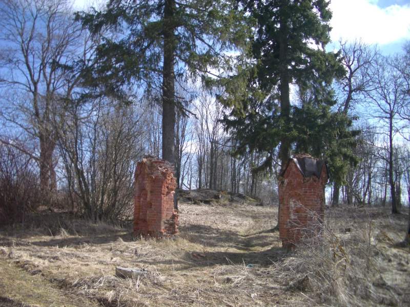 Развалины ворот к церкви в деревне Пятая Гора  12.04.2008.