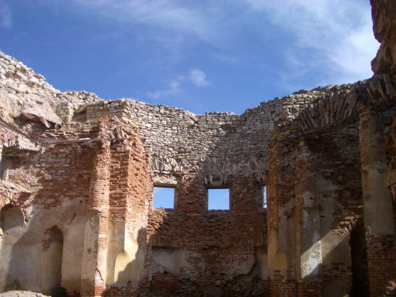 Развалины  церкви в деревне Пятая Гора. Вид изнутри.   12.04.2008.