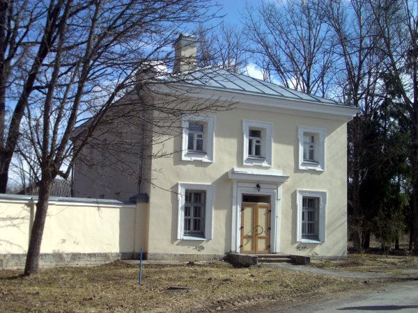 Усадебный дом Демидовых в Сиворицах. Правый, старинный флигель18.04.2009