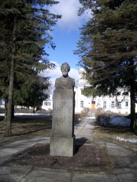 Памятник П.П.Кащенко в усадьбе Демидовых 18.04.2009