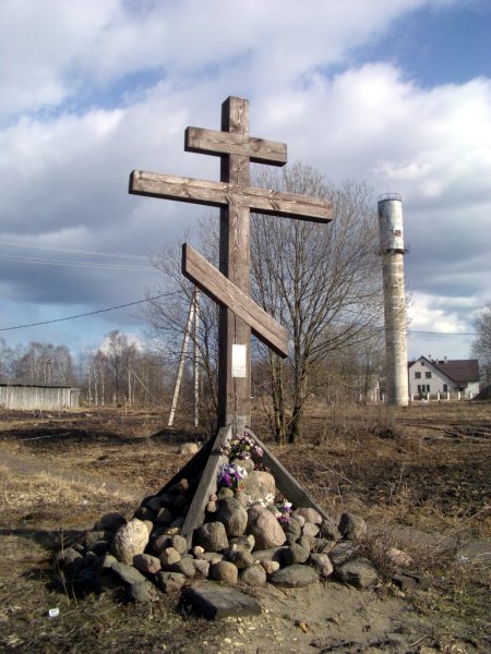 Крест рядом с Воскресенской церковью в усадьбе Ганнибалов. 18.04.2009