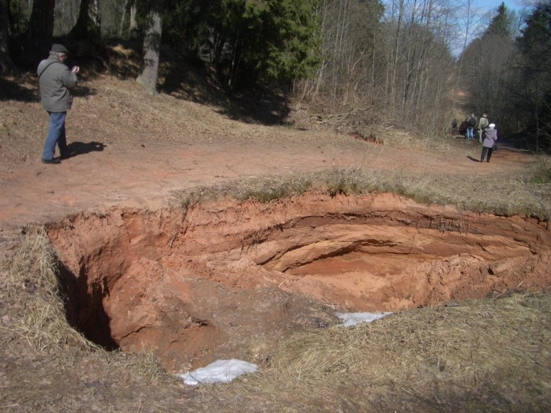 Место, где провалился тракторист в парке Рукавишниковых 18.04.2009