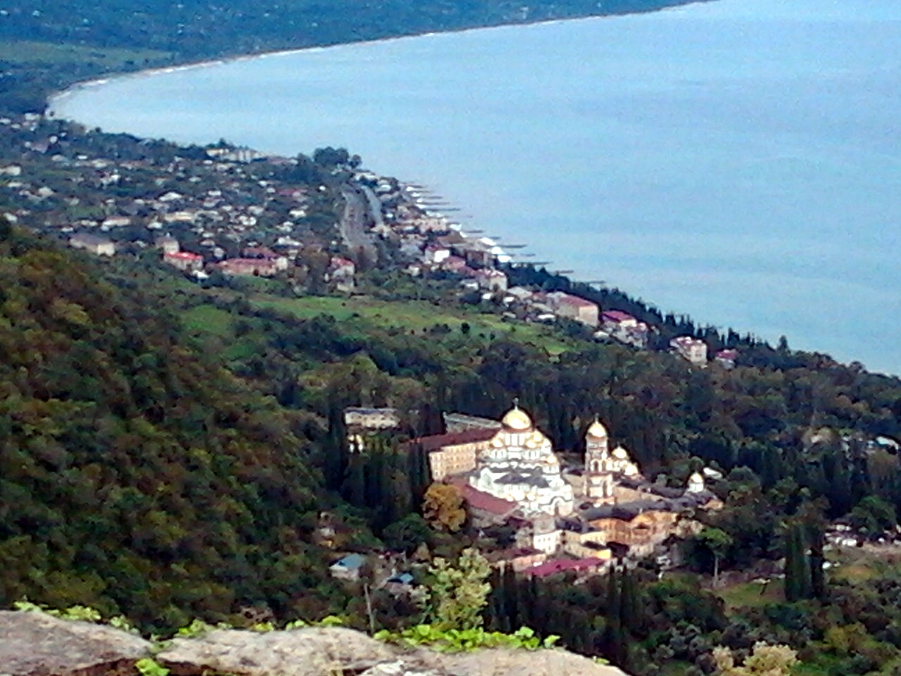 Новый Афон. Вид на монастырь с Анакопийской горы. 