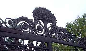 Юсуповский дворец на Фонтанке. Фрагмент ворот с Садовой улицы