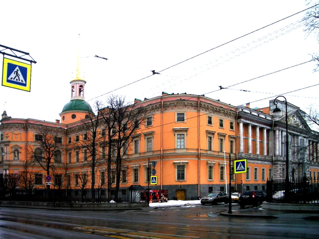 Михайловский замок со стороны Садовой улицы